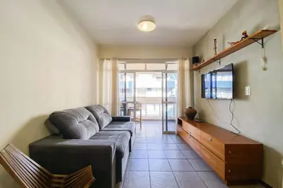 Uma televisão e/ou sistema de entretenimento em Apartamento com vista mar - 0332