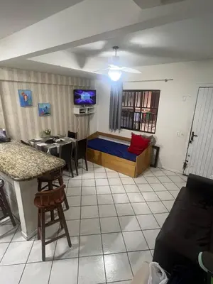 Uma televisão e/ou sistema de entretenimento em Sobrado Centro de bombinhas 50 m do mar com 02 suítes