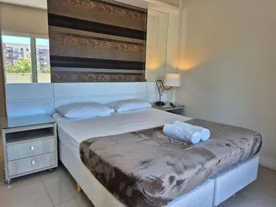 Uma cama ou camas num quarto em Belleville 2 Suítes Praia & Aquarium |CURTA190