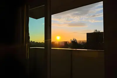 O nascer ou o pôr do sol visto a partir do apartamento