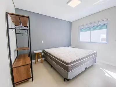 Uma cama ou camas num quarto em Conforto a 450m da Praia de Palmas - 0101