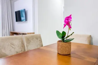 Uma televisão e/ou sistema de entretenimento em Descanso e conforto a 450m da Praia de Palmas 0102