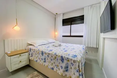 Uma televisão e/ou sistema de entretenimento em Apto Charmoso com 2 Quartos sendo 1 Suíte - 0403