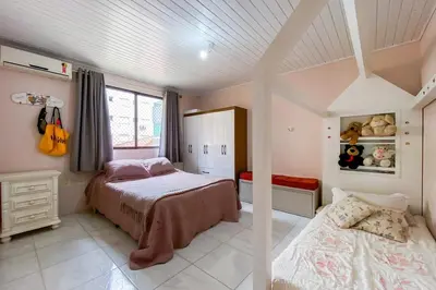 Uma cama ou camas num quarto em Praia de Palmas, Ampla Casa Piscina Privativa - 0404