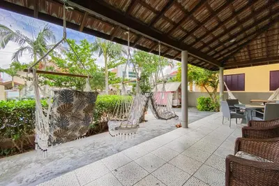 Um jardim no exterior de Praia de Palmas, Ampla Casa Piscina Privativa - 0404