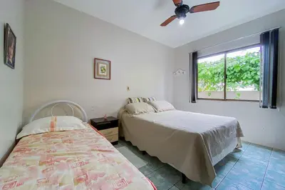Uma cama ou camas num quarto em Praia de Palmas, Ampla Casa Piscina Privativa - 0404
