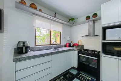 A cozinha ou kitchenette de Praia de Palmas, Ampla Casa Piscina Privativa - 0404