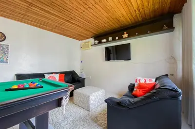 Uma televisão e/ou sistema de entretenimento em Praia de Palmas, Ampla Casa Piscina Privativa - 0404