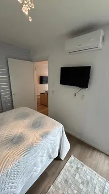 Uma televisão e/ou sistema de entretenimento em Apartamento Vista Mar - Área de Lazer - Poucos Minutos do Mar