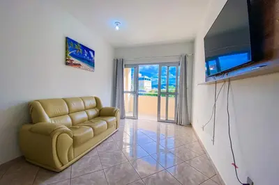 Uma televisão e/ou sistema de entretenimento em Amplo apto há 150 metros do mar - 0406