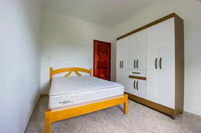 Uma cama ou camas num quarto em Amplo apto há 150 metros do mar - 0406