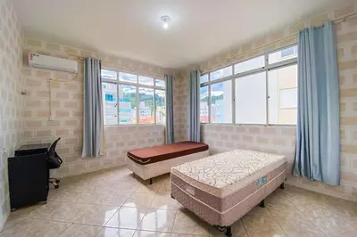Uma cama ou camas num quarto em Amplo apto há 150 metros do mar - 0406
