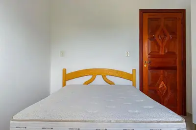 Uma cama ou camas num quarto em Amplo apto há 150 metros do mar - 0406