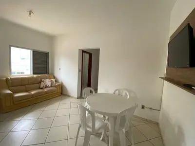 Uma televisão e/ou sistema de entretenimento em Apartamento amplo há 150 metros do mar - 0409
