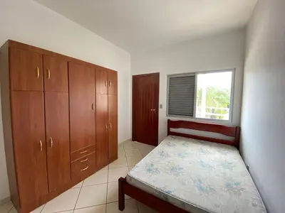 Uma cama ou camas num quarto em Apartamento amplo há 150 metros do mar - 0409