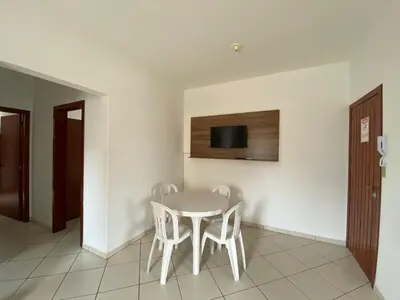 Uma televisão e/ou sistema de entretenimento em Apartamento amplo há 150 metros do mar - 0409