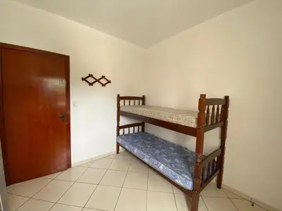 Uma cama ou camas num quarto em Apartamento amplo há 150 metros do mar - 0409