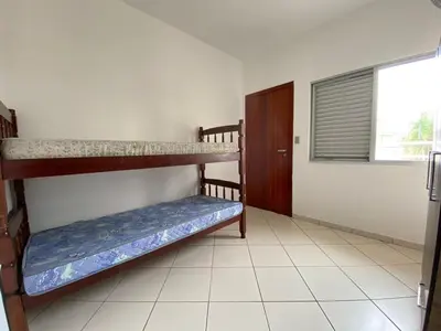 Uma cama ou camas num quarto em Apartamento amplo há 150 metros do mar - 0409