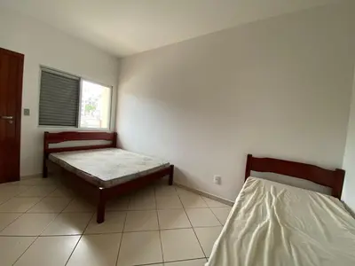 Uma cama ou camas num quarto em Apartamento amplo há 150 metros do mar - 0409
