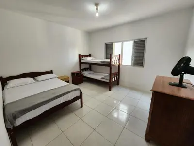 Uma cama ou camas num quarto em Apto 2 quartos confortável - 0410