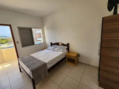Uma cama ou camas num quarto em Apto 2 quartos confortável - 0410