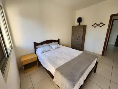 Uma cama ou camas num quarto em Apto 2 quartos confortável - 0410