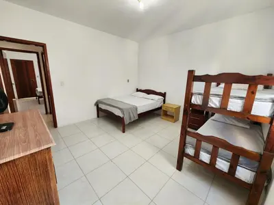 Uma cama ou camas num quarto em Apto 2 quartos confortável - 0410