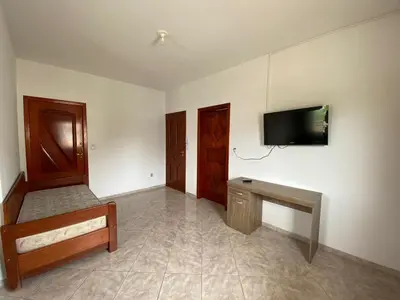 Uma televisão e/ou sistema de entretenimento em Praia de Palmas Loft a 150m da Praia - 0411