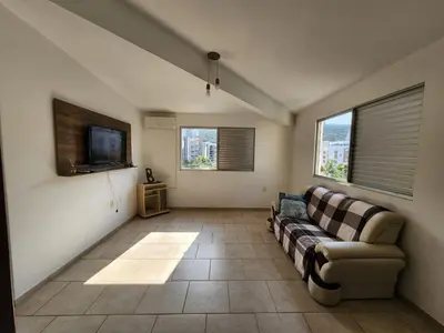 Uma televisão e/ou sistema de entretenimento em Cobertura há 150 metros do mar - 0412