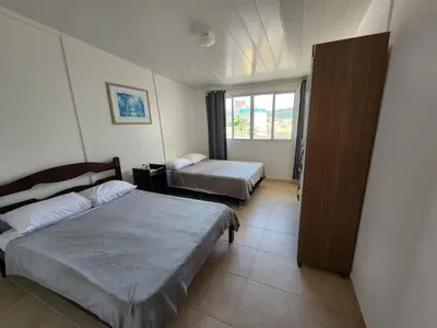 Uma cama ou camas num quarto em Cobertura há 150 metros do mar - 0412