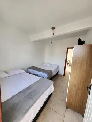 Uma cama ou camas num quarto em Cobertura há 150 metros do mar - 0412