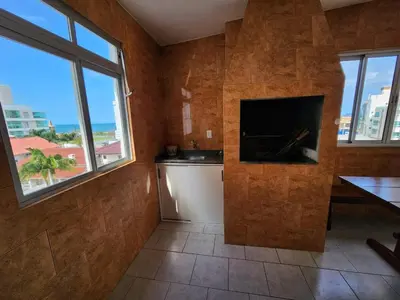 Uma televisão e/ou sistema de entretenimento em Cobertura há 150 metros do mar - 0412