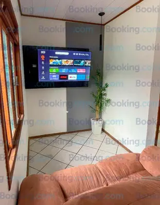 Uma televisão e/ou sistema de entretenimento em Kit Net Meia Praia Itapema - SC