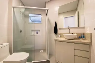 Uma casa de banho em Apartamento novo em residencial com piscina - 0420