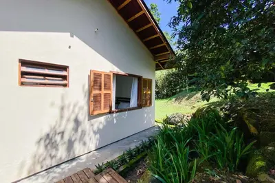 Um jardim no exterior de Casa há 200 metros do Mar em Condomínio - 0422