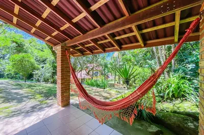 Um jardim no exterior de Casa há 200 metros do Mar em Condomínio - 0422