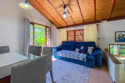 Uma área de estar em Casa há 200 metros do Mar em Condomínio - 0422