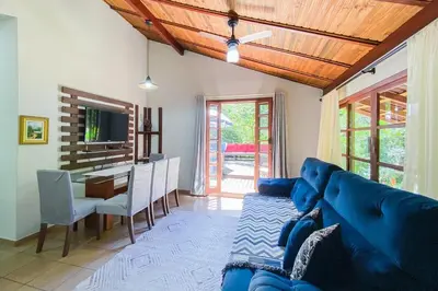 Uma área de estar em Casa há 200 metros do Mar em Condomínio - 0422