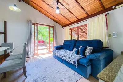 Uma área de estar em Casa há 200 metros do Mar em Condomínio - 0422