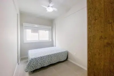 Uma cama ou camas num quarto em Apto confortável há poucos metros da praia - 0423