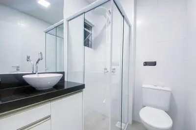 Uma casa de banho em Apto confortável há poucos metros da praia - 0423