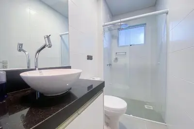 Uma casa de banho em Apto confortável há poucos metros da praia - 0423