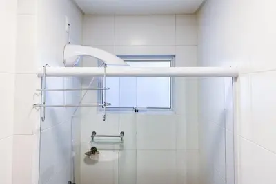 Uma casa de banho em Apto confortável há poucos metros da praia - 0423