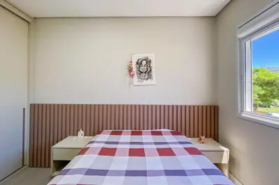 Uma cama ou camas num quarto em Apto novo há poucos metros do mar em Palmas - 0424