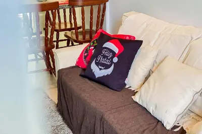 Uma área de estar em Lindo apartamento há 400 metros do mar - 0426