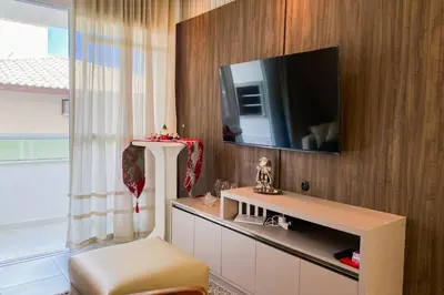 Uma televisão e/ou sistema de entretenimento em Lindo apartamento há 400 metros do mar - 0426