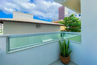 Uma varanda ou terraço em Lindo apartamento há 400 metros do mar - 0426
