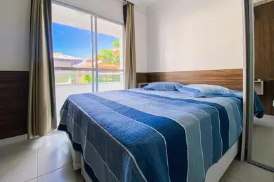 Uma cama ou camas num quarto em Lindo apartamento há 400 metros do mar - 0426