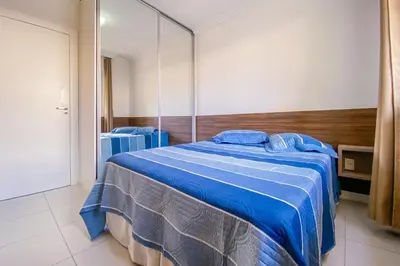 Uma cama ou camas num quarto em Lindo apartamento há 400 metros do mar - 0426