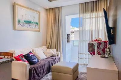 Uma área de estar em Lindo apartamento há 400 metros do mar - 0426